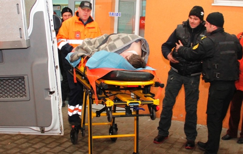ŞOCANT! Un taximetrist a condus singur până la spital după ce a fost înjunghiat în gât de un client
