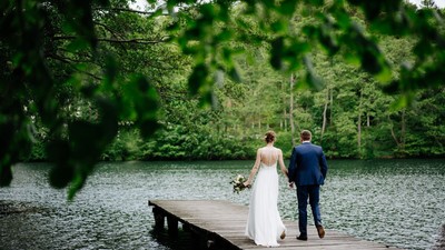 Mire si mireasă pe malul lacului