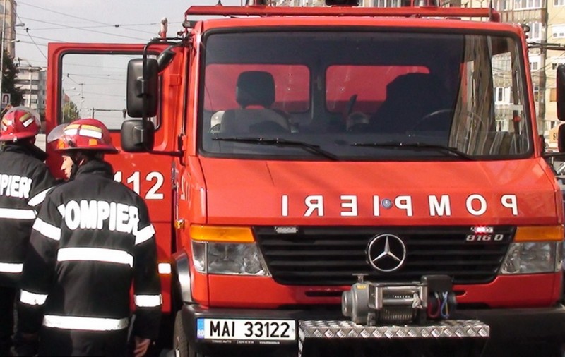 Doi fraţi, de un an şi doi ani, salvaţi de pompierii din Oradea după ce au rămas blocaţi în maşină