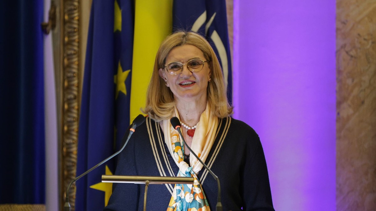 Elisabeta Lipă. în cadrul unei conferințe de presă. Fosta sportivă este cu zâmbetul pe buze