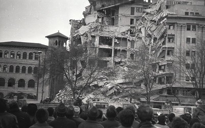 Imaginile dezastrului după seismul care a zguduit România în 1977. Blocuri căzute și sute de oameni pe străzi, în așteptarea veștilor bune FOTO Facebook ISU „Matei Basarab” – Olt