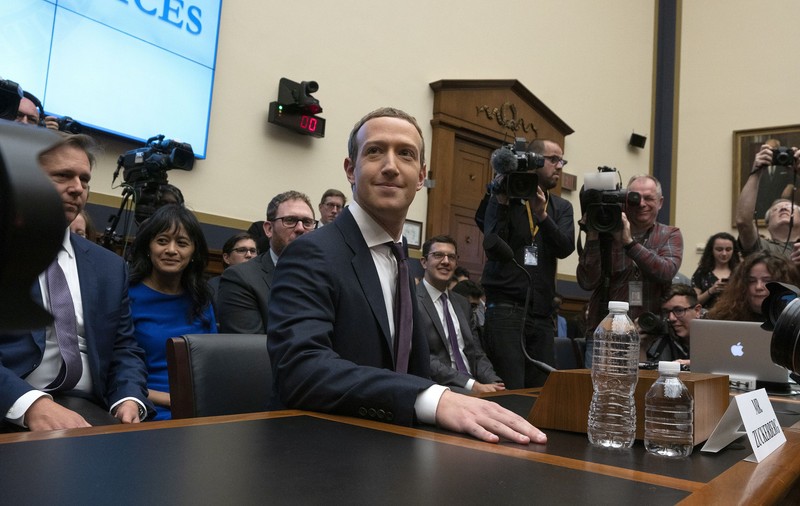 Sute de angajați îi cer lui Mark Zuckerberg să nu le mai permită politicienilor să mintă pe Facebook
