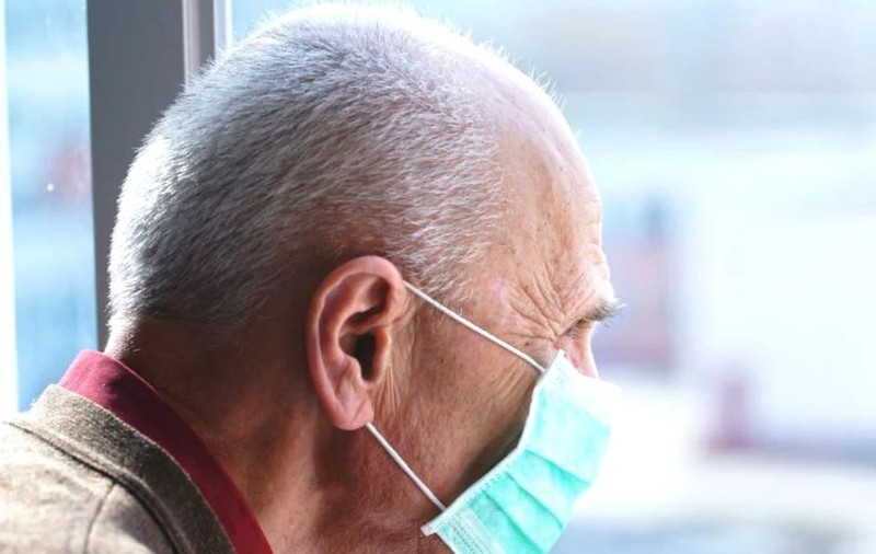 Persoanele care au venitul minim garantat ar putea primi măşti gratuite. Ce stocuri are statul român