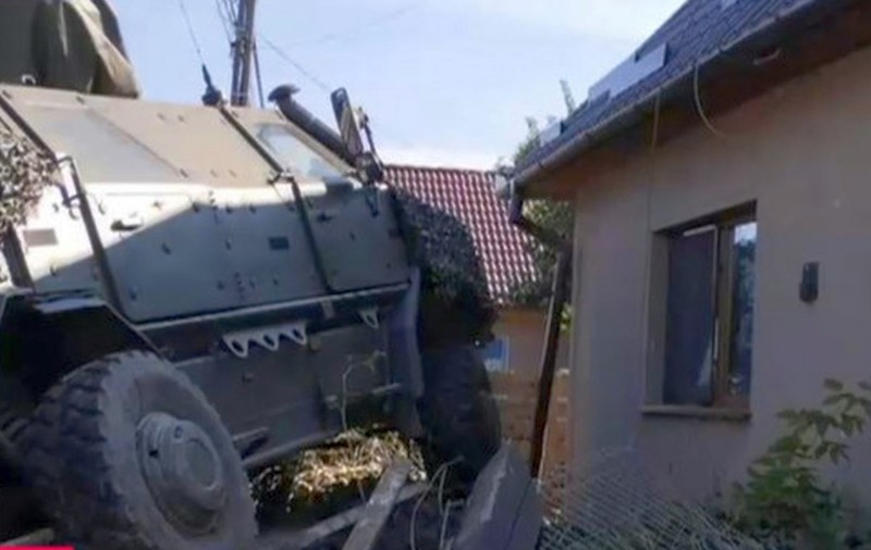 Un blindat NATO a rupt gardul unei case din Covasna și a ajuns în curte. Ce a provocat accidentul