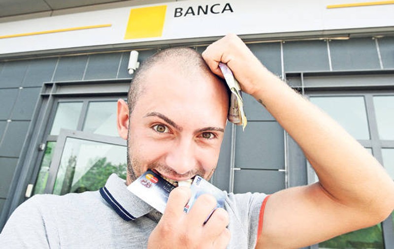 Mare grijă cum folosiţi cardul! Băncile ne cresc iar comisioanele! 
