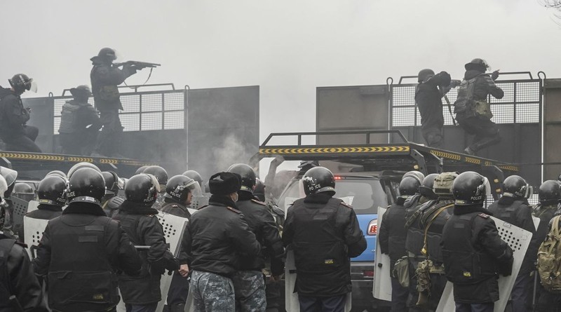 Forțele de securitate s-au cioncit cu manifestanții în capitala economică, Almatî. FOTO: EPA