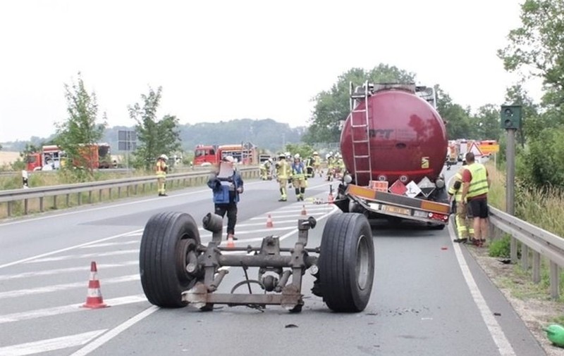 Șofer român la spital, în stare de șoc, i-a căzut un ax de la cisterna de 40 t pe șosea, în Germania