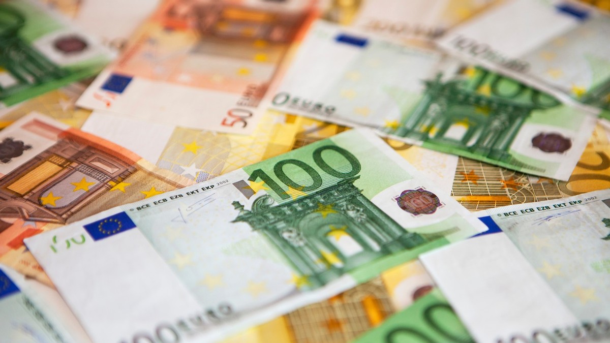 Un bărbat din Iași a rămas fără 4.000 de euro strânși pentru nunta fiicei sale din Suedia după ce un coleg i-a cheltuit pe scule de pescuit. Sursă foto Profimedia
