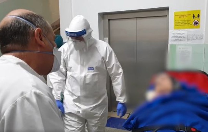Bătrână de 95 de ani din Timișoara, vindecată de Covid, externată în aplauzele medicilor: ”Ciao, buni”