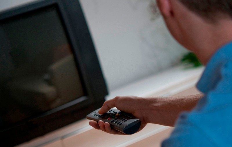 TELEVIZIUNILE primesc o VESTE-BOMBĂ de la GUVERN. S-ar putea ca şi pe tine să te afecteze asta 