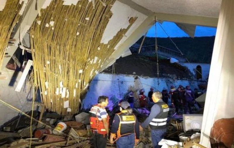 FOTO și VIDEO | Tragedie la o nuntă din Peru. 15 persoane au murit după ce un torent de pietre și noroi a spart zidurile unui hotel