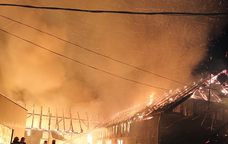 VIDEO | Incendiu puternic la o fabrică de mobilă din Reghin. Pompierii mureșeni au cerut ajutoare