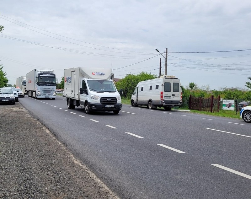O dubă cu deținuți a intrat pe contrasens și a lovit o mașină de poliție, pe E85, la Poșta Cîlnău, în Buzău