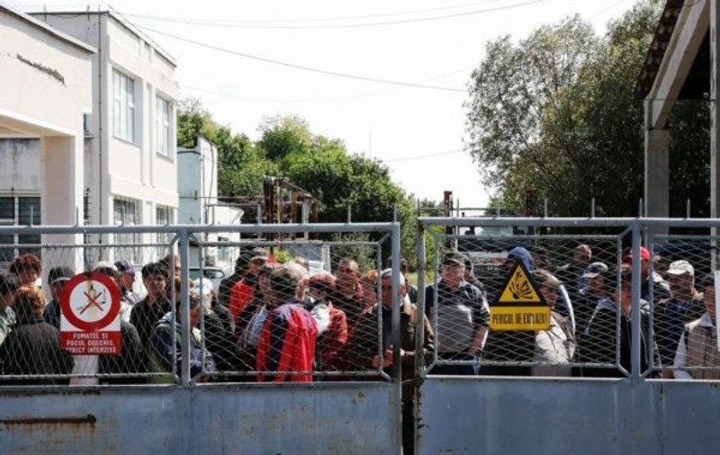 Protest la Fabrica Pulberi Făgăraş. Muncitorii nu au mai fost plătiţi de anul trecut