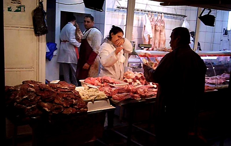VIDEO/ Cum se vinde carnea de miel în hala din Piaţa Obor