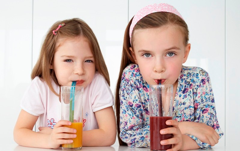 Aveţi grijă ce le daţi de băut copiilor la 5 ani... la 15 ar putea fi obezi