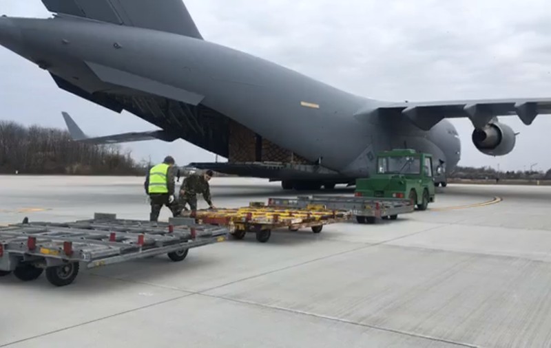 VIDEO | Aeronava NATO care a transportat 45 de tone de materiale medicale din Seul a aterizat pe Aeroportul Otopeni