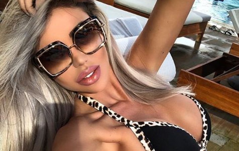 Bianca Drăgușanu a dat frâu liber pasiunii pe plajă. Sărut pasional și atingeri periculoase cu Alex Bodi