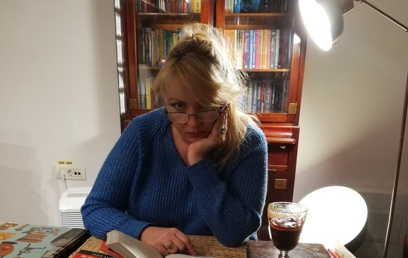 G4Media: Profesoară de la „Universitatea Națională de Apărare Carol I”, val de postări conspiraționiste anti-Zelenski pe Facebook
