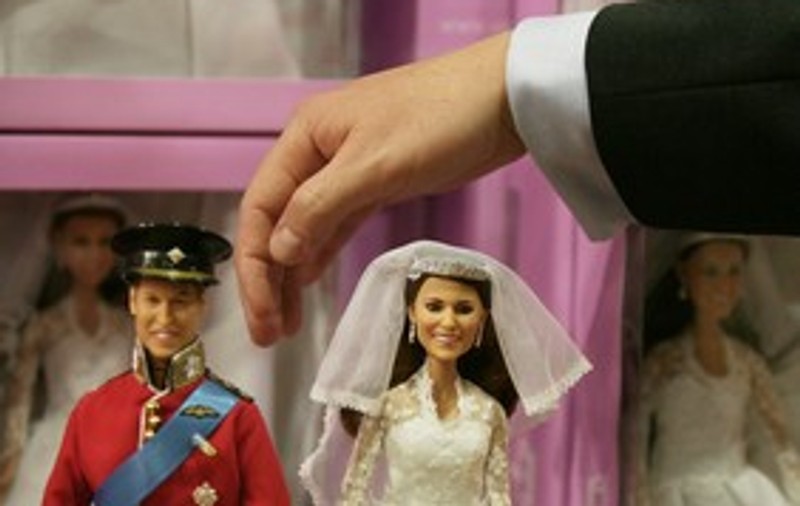 Foto | Păpuşile Kate Middleton şi prinţul William, vândute ca pâinea caldă