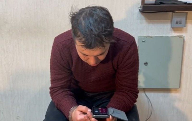 Un soldat rus care s-a predat de bună voie vorbește la telefon cu iubita ucraineană: „Vreau să se termine războiul, ca să fiu cu tine”