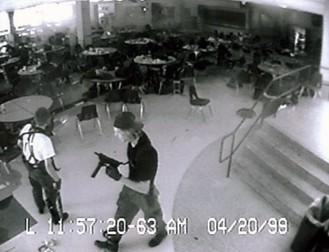Eric Harris și Dylan Klebold în cantină în timpul lor crimei Columbine High School. Foto: Profimedia