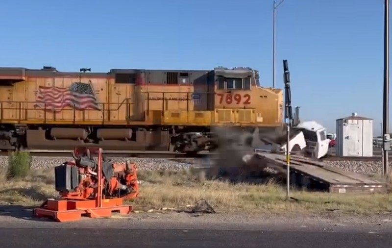 Momentul în care un marfar spulberă o camionetă rămasă blocată pe calea ferată, difuzat de autoritățile din orașul american Odessa: „Opriți-vă, asigurați-vă, ascultați!”