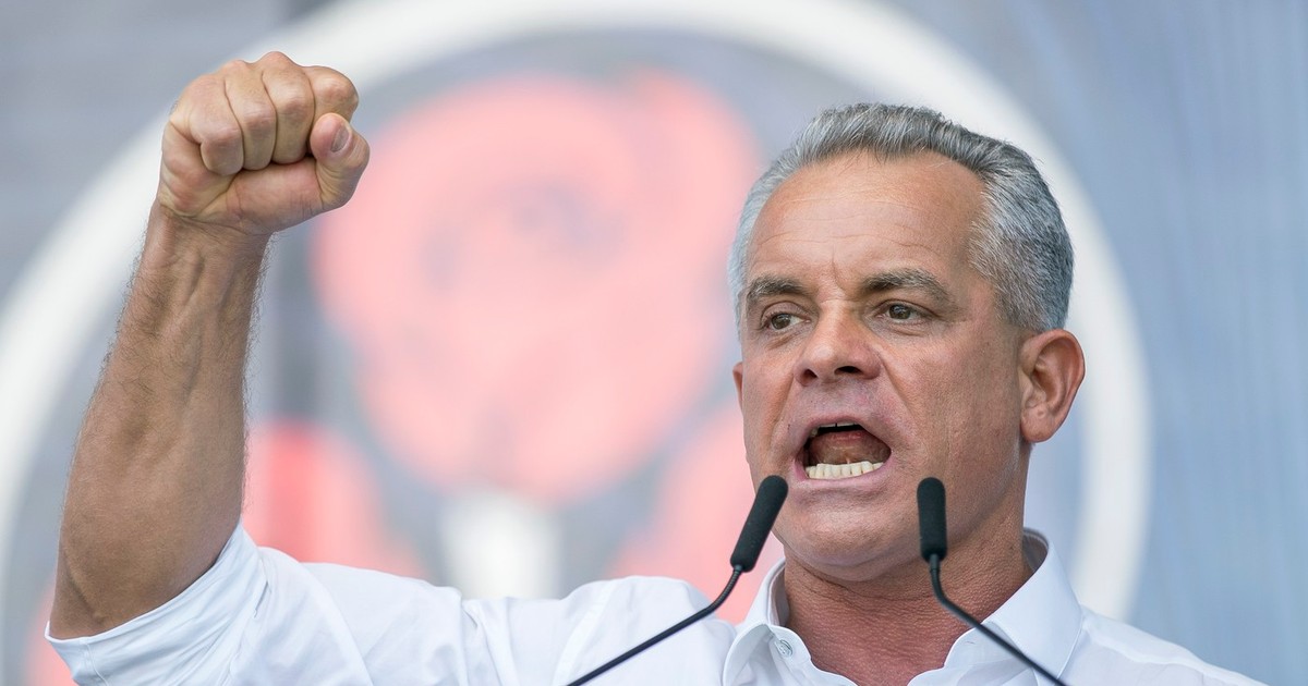 Vladimir Plahotniuc, îmbrăcat în cămașă albă, ridică pumnul drept în timp ce ține un discurs Foto: Profimedia