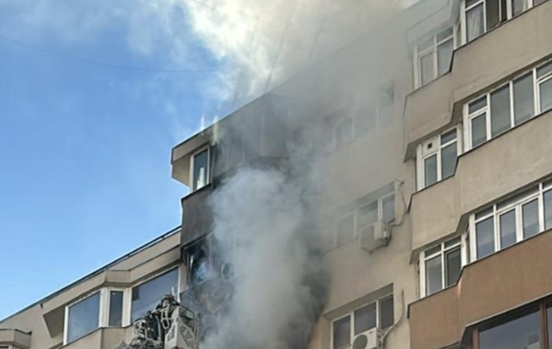 Incendiu pe Calea Dorobanților din București. Două persoane au fost transportate la spital