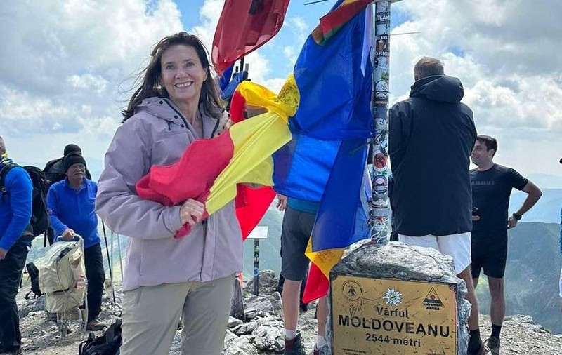 Carmen Iohannis, fotografie de pe Vârful Moldoveanu. Soţia preşedintelui ţine steagul României în mână
