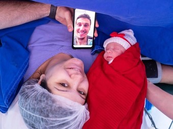 Prin videocall, în primele momente după nașterea fetiței