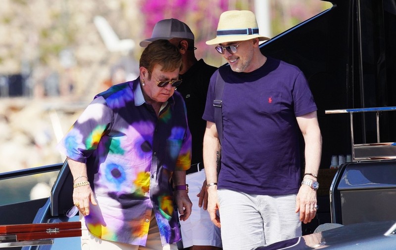 Elton John și-a pierdut parțial vederea după o infecție gravă