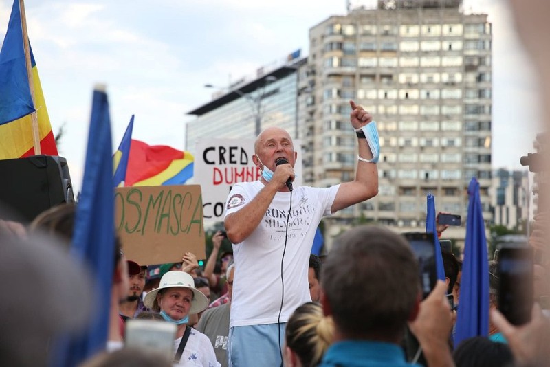 Actorul Mugur Mihăescu le-a vorbit la microfon manifestanților FOTO: Dumitru Angelescu