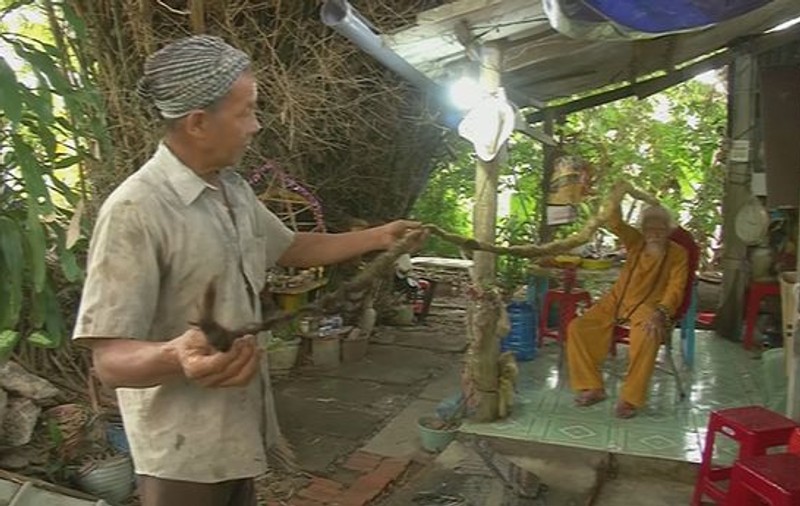 Un bărbat din Vietnam nu s-a mai tuns de 80 de ani. Are un păr de cinci metri. “Cred că dacă mă tund, voi muri”