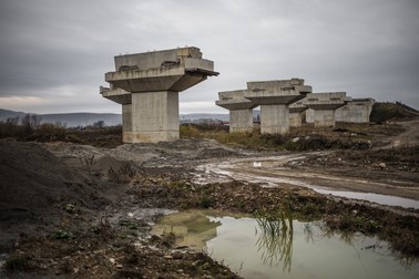 Pilonii viaductului peste Someș de pe traseul autostrăzii A3, Gilău-Nădășelu, abandonat după rezilierea contractului cu compania Bechtel | Foto: Adrian Câtu/Documentaria.ro