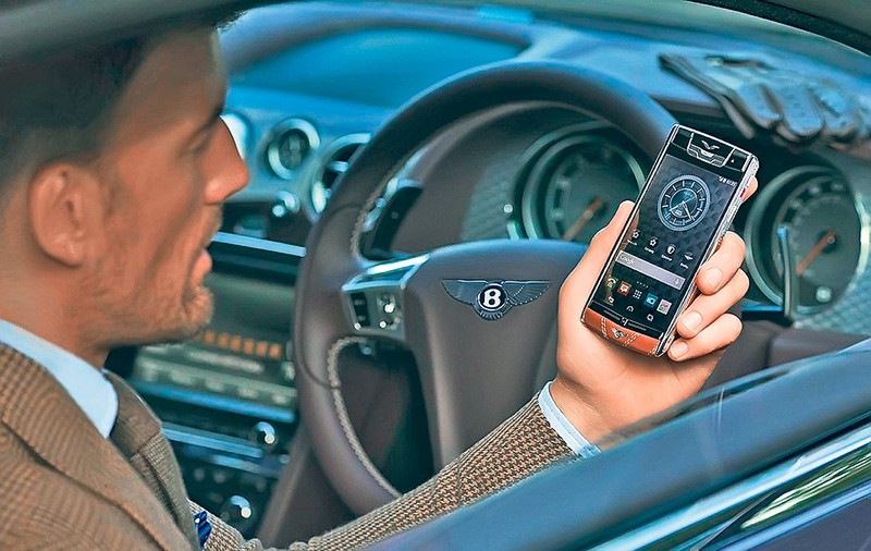 Telefon Vertu pentru miliardari cu Bentley