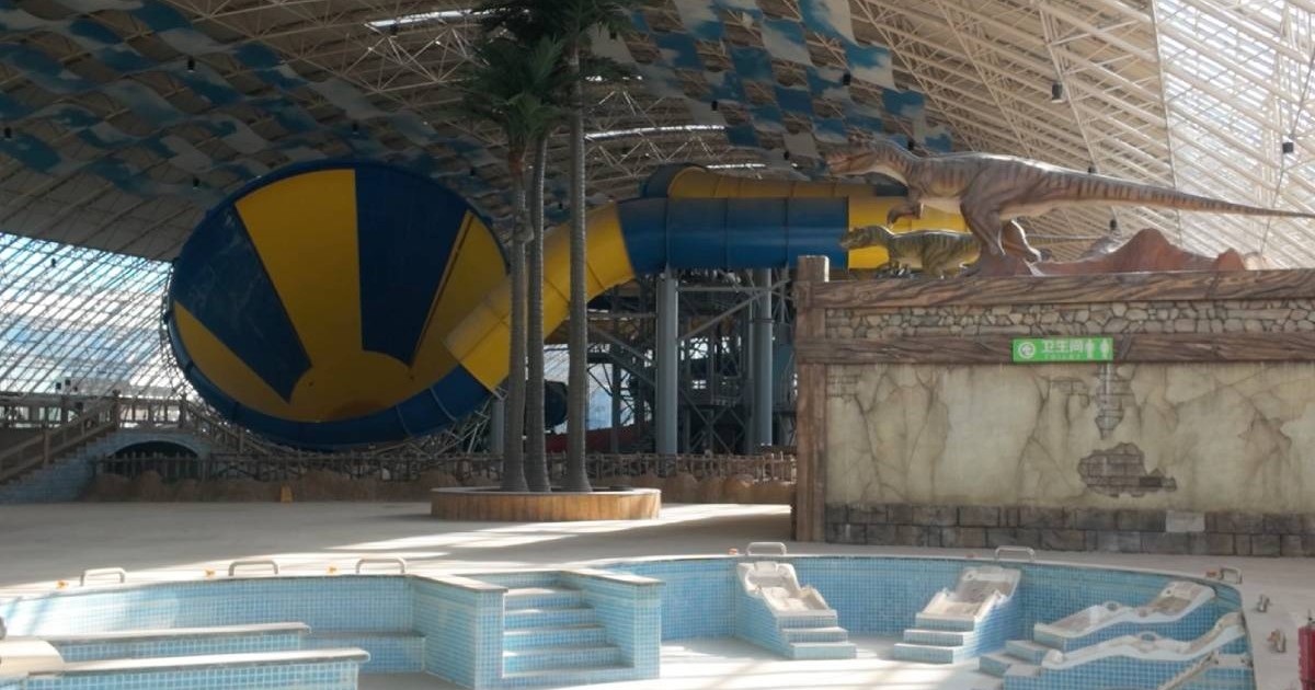 Bob Thissen, în vârstă de 40 de ani, animator și explorator urban din Olanda, în interiorul enormului sit din China, explorând un vast parc acvatic interior ascuns într-un megaoraș întins și neterminat, abandonat în timpul pandemiei de COVID-19. Imaginile arată piscine colosale goale, tobogane impunătoare, decorațiuni elaborate și statui supradimensionate, toate neatinse de când construcția a fost oprită.