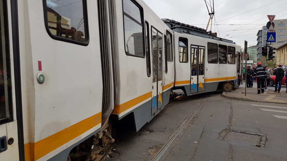 O femeie a fost lovită de tramvai în București