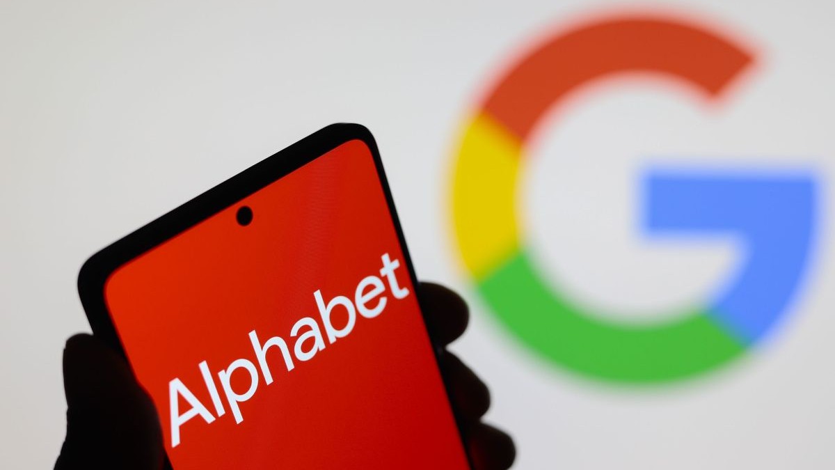 În această ilustrație foto, logo-ul Alphabet Inc. este afișat pe ecranul unui smartphone, iar logo-ul Google este în fundal