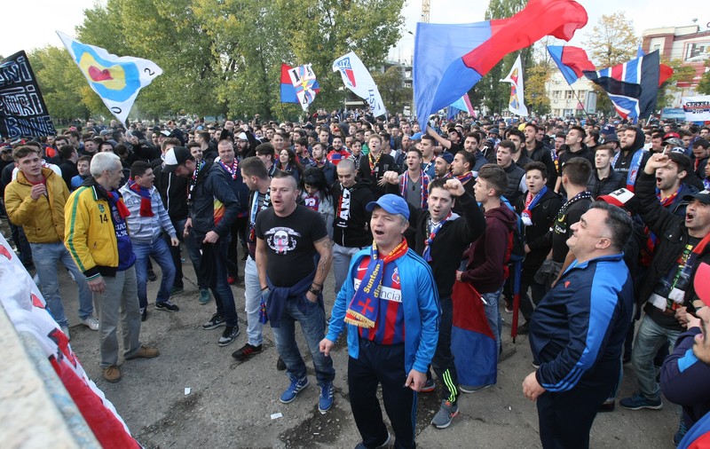 Fanii își cer în stradă Steaua înapoi. ^1.000 de oameni, la mitingul suporterilor. Gigi Becali e liniștit: ”N-am nici o grijă, sunt teribiliști” / FOTO