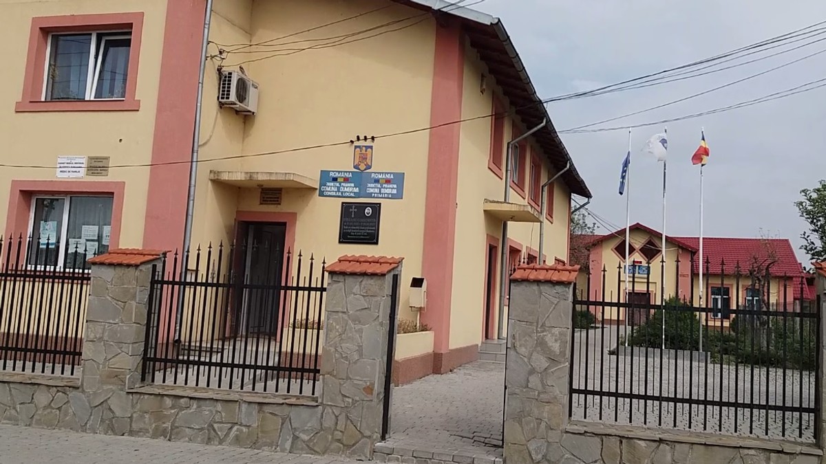 Angajatele din primărie își acuză edilul că le urmărește