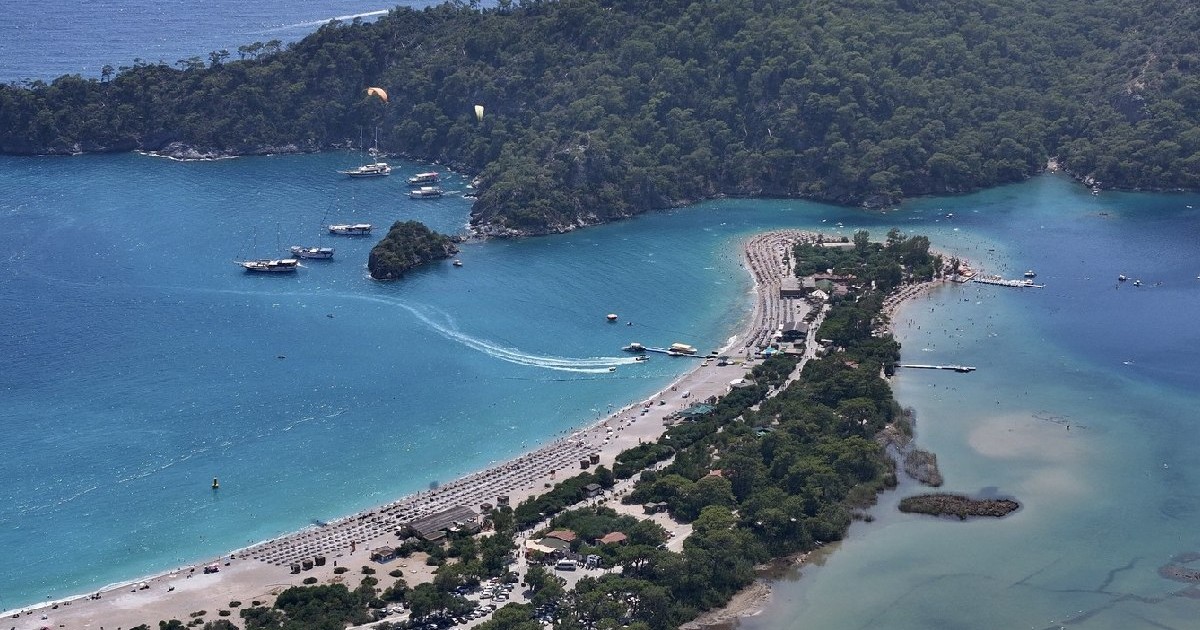 Vedere aeriană a zonei Oludeniz de la plajele Kumburnu și Belcekiz din districtul Fethiye din Mugla, Turcia, pe 22 iunie 2025