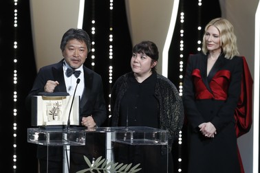Regizorul japonez Hirozaku Kore-Eda este câștigătorul celui mai râvnit trofeul al Festivalului de Film de la Cannes - Palme d'Or