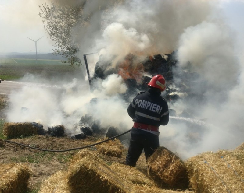 Incendiu puternic izbucnit pe DN 222, între Tulcea și Agighiol, la o remorcă încărcată cu baloți/ FOTO&VIDEO