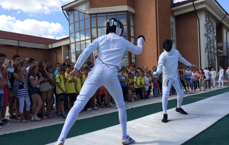 Peste 100 de copii s-au întâlnit cu campionii scrimei la Slobozia