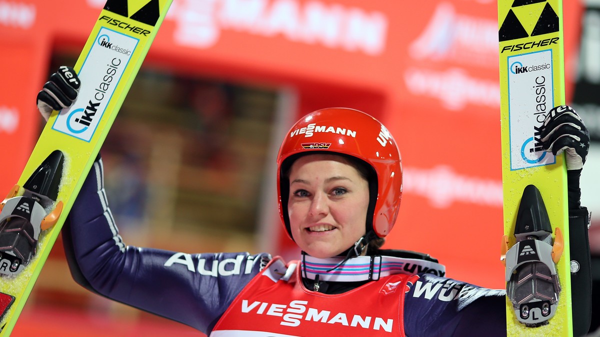 Nemţoaica Carina Vogt este campioană olimpică în exerciţiu la sărituri cu schiurile. (FOTO: EPA)