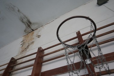 Pereții au mucegăit din cauza infiltrațiilor sursă foto: pressalert.ro