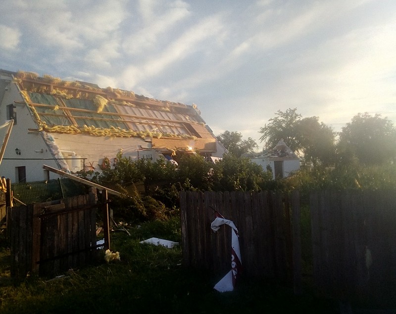 O tornadă a făcut prăpăd în comuna Mirosloveşti din Iași. Cel puțin două persoane au fost rănite și mai multe  case au fost distruse / FOTO