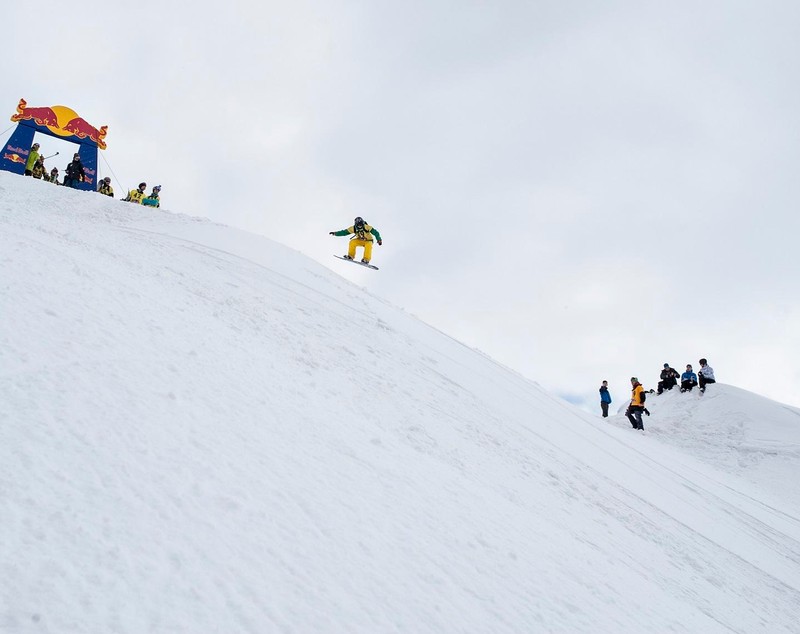 La Câmpul lui Neag, lângă Hunedoara, 110 schiori și snowboarderi au cucerit muntele!