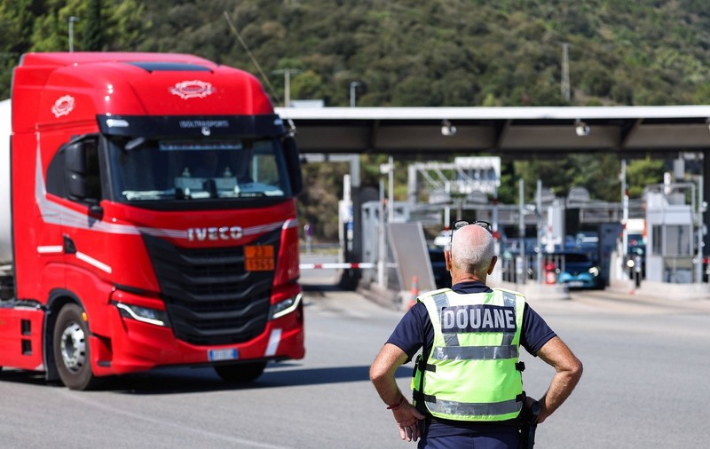 Dorel, un șofer român de TIR, avea 76.000 de lire sterline cash în cabină, când a intrat în Franța. A rămas fără toți banii și merge la închisoare